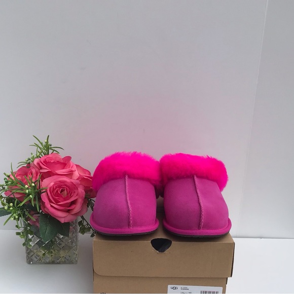 UGG Moraene Slippers - Picture 2 of 12